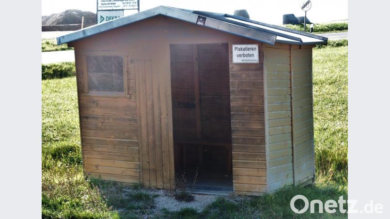 Am Buswartehäuschen in Burggrub hat der Zahn der Zeit genagt. Deshalb soll es erneuert werden. Der Marktgemeinderat gibt dazu sein Einverständnis, ebenso für einen Ersatz für das vom Sturm zerlegte Bushäuschen in Tagmanns. Bild: Brendel, Hubert (BR)