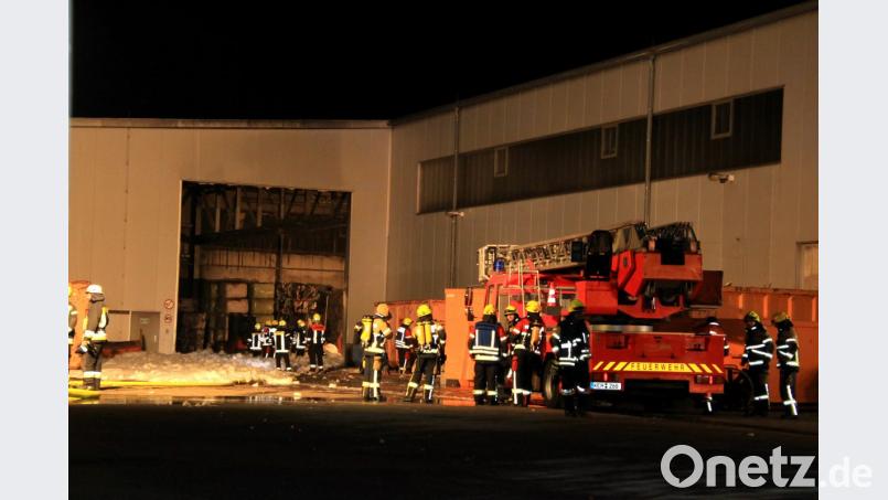 Mehr als 100 Einsatzkräfte waren beim Großbrand einer Industriehalle in Saal an der Donau vor Ort. Bild: Alexander Auer