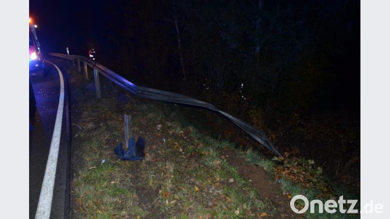 Mehrere Leitplankenfelder wurden aus der Verankerung gerissen. Bild: dob