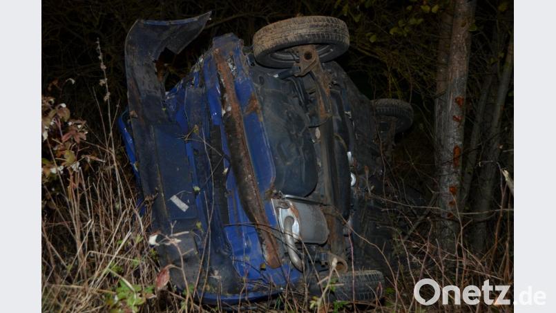 Der VW-Polo blieb total demoliert auf der Fahrerseite im Gebüsch liegen. Bild: dob