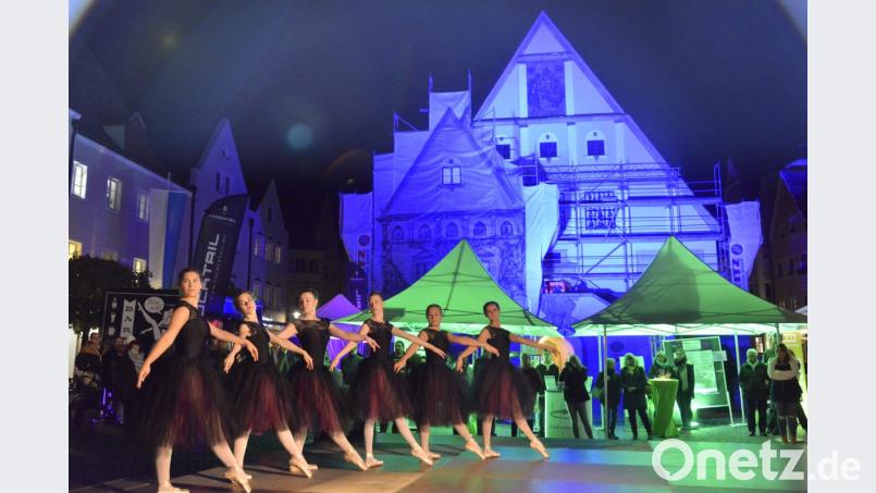 Ein Moment zum Träumen: Elfenhaft gleiten die Tänzerinnen der Tanzschule Natalie Dotzler vor dem hell erleuchteten Alten Rathaus über die Bühne. Bild: Karin Wilck