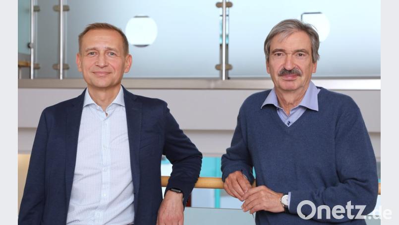 Logistikleiter Roland Dietz (links) und Geschäftsführer Wolfgang Jess freuen sich über den nächsten Bauabschnitt des Warenverteilzentrums der Witt-Gruppe in Weiden. Bild: Wolfgang Steinbacher