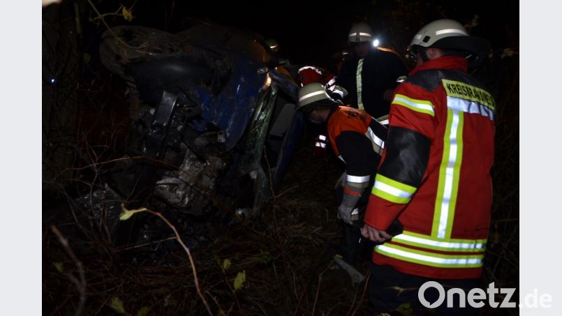 Der spektakuläre Unfall ereignete sich zwischen Marxmühle und der Abzweigung nach Burkhardsrieth. Das Blechknäuel blieb an einer steil abfallenden Böschung zwischen einer Baumgruppe hängen. Bild: dob