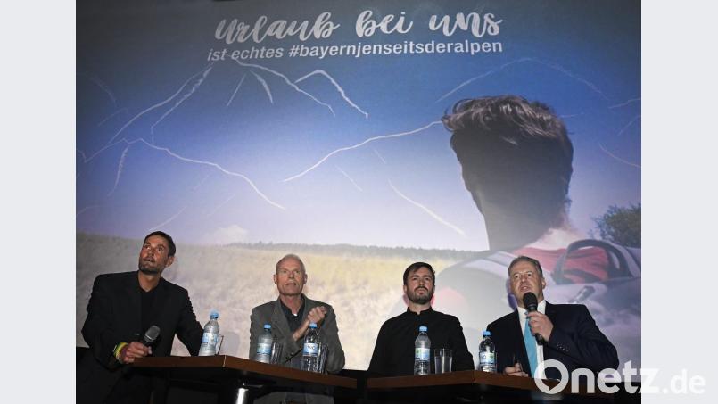 Harald Rippl (von links), Norbert Neugirg, Christoph Aschenbrenner und Richard Reisinger diskutieren über den Begriff Heimat. Bild: Petra Hartl
