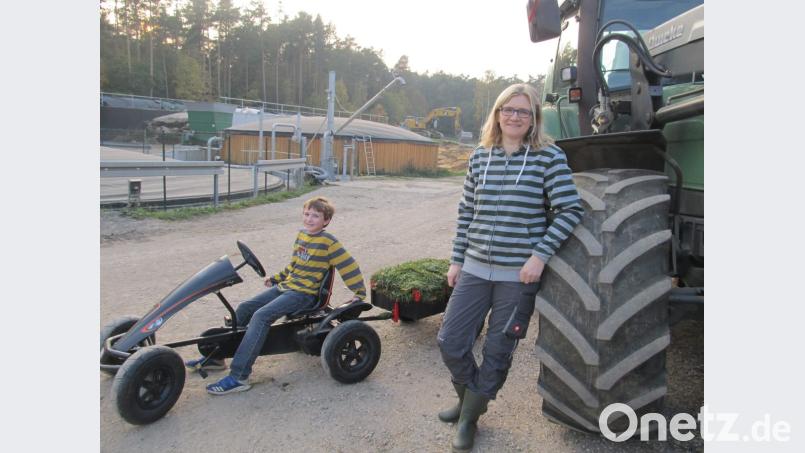 Der neunjährige Julian hilft mit, wenn die Fütterung ansteht. Seine Mutter Manuela Pronath muss sich nicht nur im Stall auskennen, sondern auch mit der Biogas-Anlage. Bild: bl