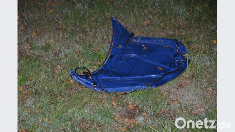 Die Motorhaube landete auf der gegenüberliegenden Seite in einem Grünstreifen zur Autobahn A 6 hin. Bild: dob