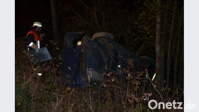Die Feuerwehreinsatzkräfte fingen auslaufende Betriebsmittel mit der Zinkwanne auf. Bild: dob