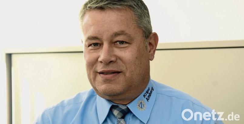 Wolfgang Sennfelder ist bei der Amberger Kripo Experte zur Vermeidung von Einbrüchen. Sein Wissen bringt er bei Vortragsveranstaltungen in Amberg sowie in den Landkreisen Schwandorf und Amberg-Sulzbach unter die Menschen. Er kommt aber auch ins Haus und berät Wohnungs- und Hauseigentümer individuell – gratis: „Das ist unser Service.“ Bild: Petra Hartl