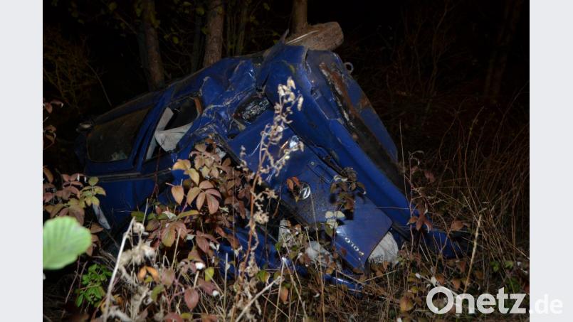 Der VW-Polo blieb total demoliert auf der Fahrerseite im Gebüsch liegen. Bild: dob