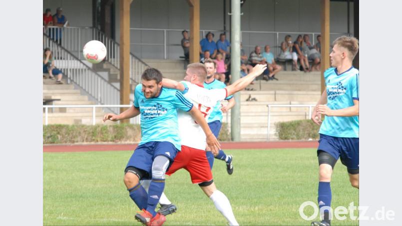 Der TSV Konnersreuth empfängt am Sonntag um 15 Uhr die SpVgg Wiesau zum Stiftland-Derby. Das Hinspiel (Szene) gewannen die Konnersreuther (blaue Trikots) Ende im Juli mit 2:0. Bild: Rudi Gebert