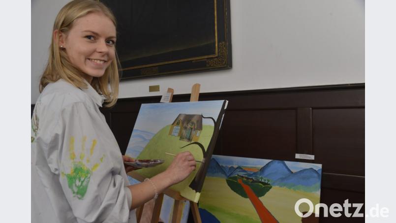 Kunst in kreativer Kulisse: Luisa Bauer gestaltet im Alten Rathaus ein buntes Werk vor den Augen der Besucher. Bild: Karin Wilck