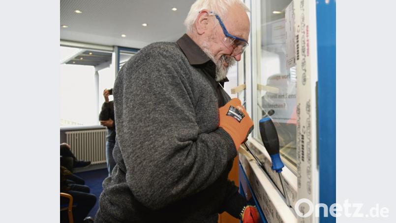 Mit diversen Geräten durfte dieser Gast einer Baumesse versuchen, sich die Aufbruchprämie von 50 Euro zu holen. Er scheiterte am Fenster, das den RC2-Sicherheitstandard erfüllt – von der Polizei empfohlen. Mehrere Zapfen verhindern hier den Einbruch. Bild: Petra Hartl