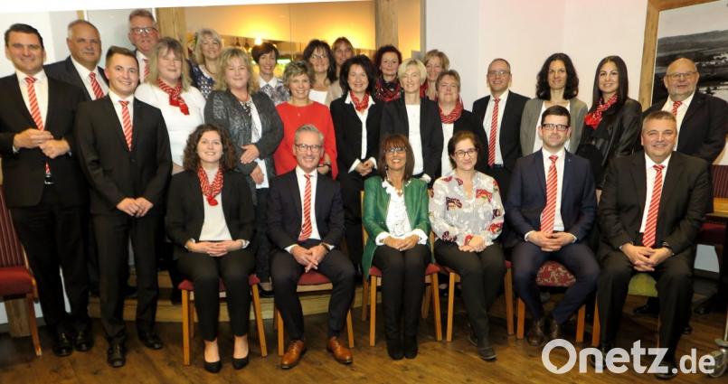 Die Sparkasse ehrte langjährige Mitarbeiter. Vorstandsvorsitzender Werner Heß (sitzend Zweiter von links) und dessen Sekretärin Ursula Opitz (sitzend Dritte von links) feierten das 40-jährige Dienstjubiläum. Bild: Hirsch