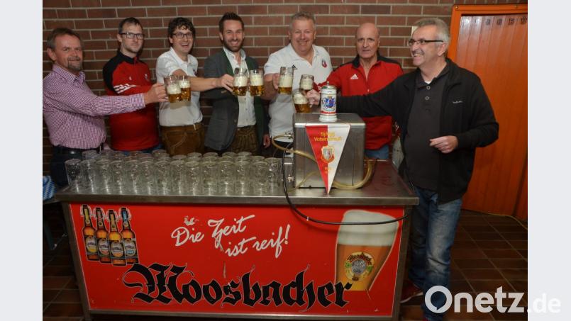Auf einen erfolgreichen Bockbierabend stoßen die Veranstalter der Spielvereinigung mit Braumeister Uli Scheuerer aus Moosbach (Mitte) an. Die Gäste nehmen diesen Zusatztermin der Fußballer gerne an. Bild: dob