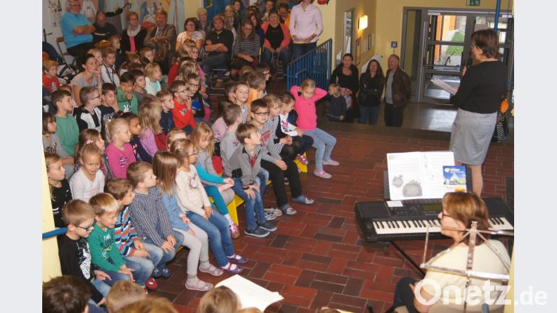 Die Kinder eröffnen den Aktionstag mit Texten und Liedern. Bild: ela