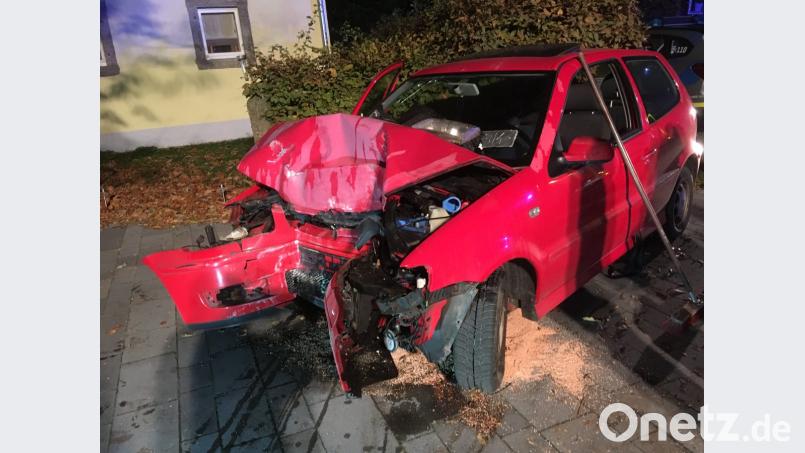 Der Polo, in dem die beiden 18-Jährigen von der Party weggefahren sind, hat nur noch Schrottwert. Bild: beg