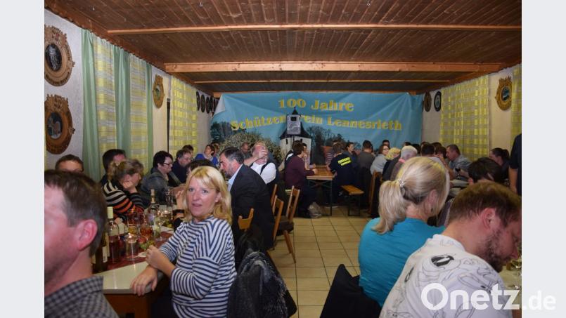 Viele Besucher finden am Samstagabend den Weg ins Lennesriether Schützenhaus - mit so vielen hatte allerdings niemand gerechnet. Bild: fla