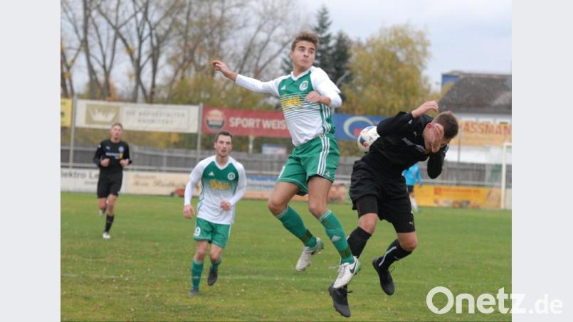 Keine Tore fielen am Samstag in der Landesliga-Partie SV Mitterteich gegen FC Herzogenaurach. Das Bild zeigt David Dobras im Zweikampf mit Gästespieler Kevin Rockwell (rechts). Bild: Rudi Gebert