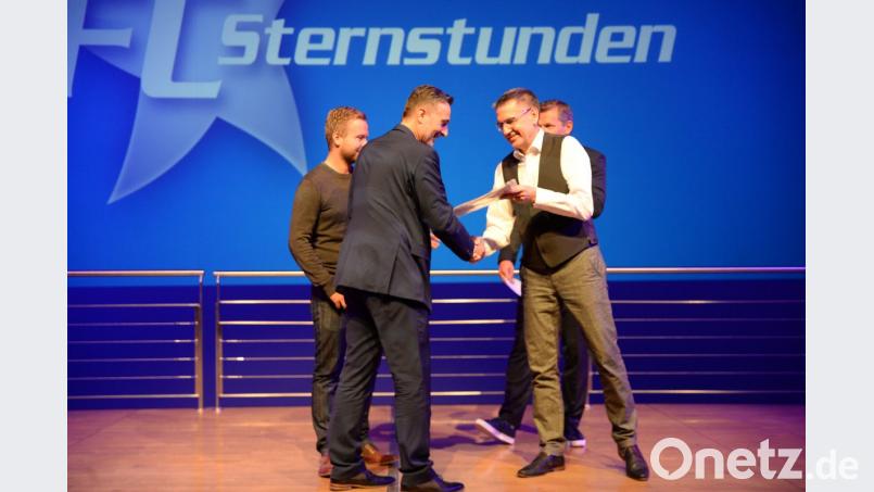 Einen FC Sternstunden Wimpel gab es für Wolfgang Meier vom Schul- und Sportamt, überreicht durch FC Sternstunden Gründer Wolfgang Haas. Bild: brü