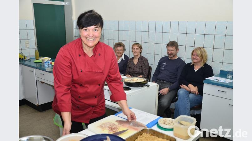 Freude am Zubereiten köstlicher Fischgerichte vermittelt Hauswirtschaftsmeisterin Monika Schnupfhagn (links) beim Kochabend gratis über ihren reichhaltigen Wissensschatz hinaus. Bild: fjo