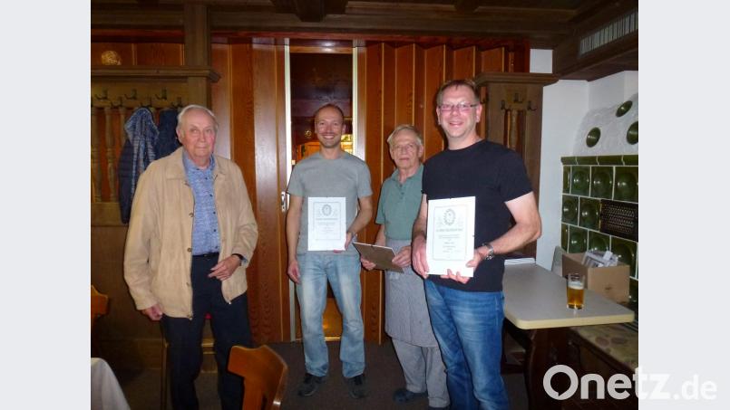Vorsitzender Walter Frank (von links) zeichnet Ralf Heinig, Hans Heinig und Matthias Härtl mit Urkunden für langjährige Mitgliedschaft aus. Bild: exb