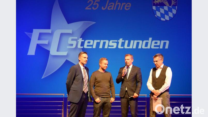 25 Jahre FC Sternstunden in Amberg. Mit Wolfgang Meier vom Schul- und Sportamt, Sternstunden-Gebietsleiter Bernd Heinisch, Moderator Tom Meiler und Gründer Wolfgang Haas. Bild: brü