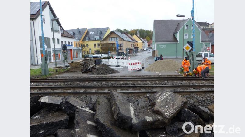 Die Asphaltbrocken türmten sich am Samstag: In Nabburg wird bis Mittwoch, 31. Oktober, der Bahnübergang saniert. Bild: cv