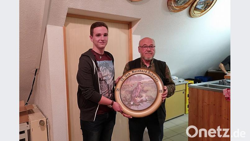 Adrian Käß (links) gelingt der beste Tiefschuss auf die Geburtstagsscheibe von Reinhard Schwarz (rechts). Bild: bsc