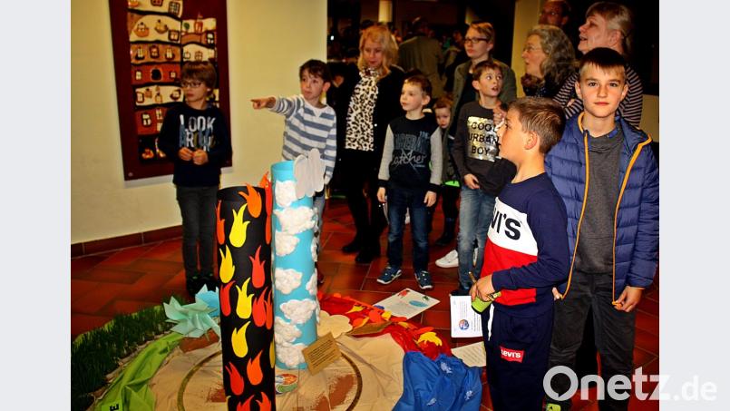 Zum Empfang stellen Schüler die Ausstellung vor. Bild: R. Kreuzer