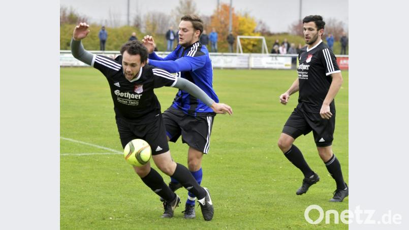 Inter-Innenverteidiger Frederic Schübel (links vorne) wird vom Raigeringer Stürmer Philipp Götz (Mitte) von hinten umgestoßen, beobachtet von Inter-Rechtsverteidiger Granit Sejdiu (rechts). Bild: Ziegler