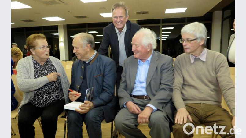 Bei der Buchvorstellung feierten die Widerstandskämpfer Irmgard Gietl, Hans Schuierer, Leo Feichtmeier und Wolfgang Nowak (von links) ein Wiedersehen. Stehend Autor Oskar Duschinger. Bild: Hirsch