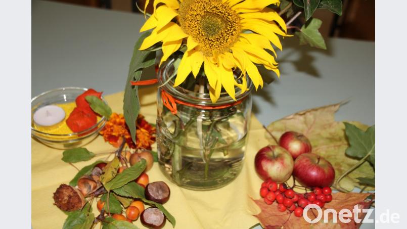 Mit viel Liebe zum Detail waren die Tische herbstlich dekoriert. Bild: frd