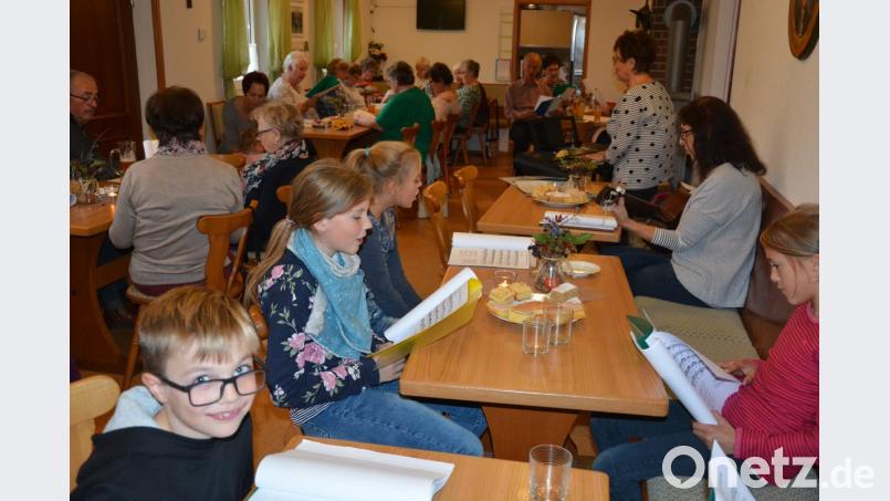 Vollbesetzt ist das Konnersreuther Schützenheim bei „Alt singt mit Jung“. Bild: jr