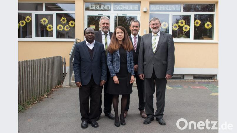 Zur Amtseinführung von Edith Bracke gratulierten (von links) Pfarrer Charles Ifemeje, der Personalratsvorsitzende des Schulamtes Tirschenreuth, Wilhelm Trisl, Schulamtsdirektor Rudolf Kunz und Bürgermeister Josef Schmidkonz. Bild: dtr