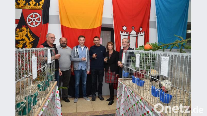 Große Flaggen aus dem ganzen Bundesgebiet künden an den Wänden der Ausstellung ringsum von der überregionalen Schau, die Josef Pohl gemeinsam mit Margit Kirzinger, Volker Meier, Lukas Kurek, Alfred Sauer und Ewald Zetzl (von rechts) eröffnete. Bild: fjo