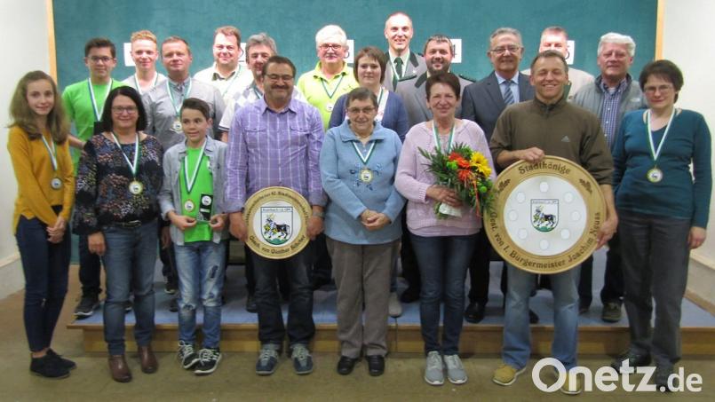 Die Stadtmeister der verschiedenen Klassen mit (vorne, Vierter von links) Günther Schober (Jubiläumsscheibe), Stadtliesl Elfriede König (Sechste von links) mit Blumenstrauß, Stadtkönig Uwe Süssner (vorne, Zweiter von rechts) und Stadtratspokal-Gewinner Eugen Eckert (Zweiter von rechts). Bild: sck