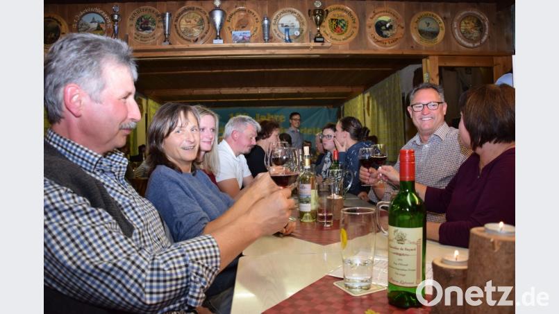 Süffige Weine, leckeres Essen, gute Gespräche - das 8. Weinfest der SG Bayerntreu Lennesreith ist ein voller Erfolg. Bild: fla