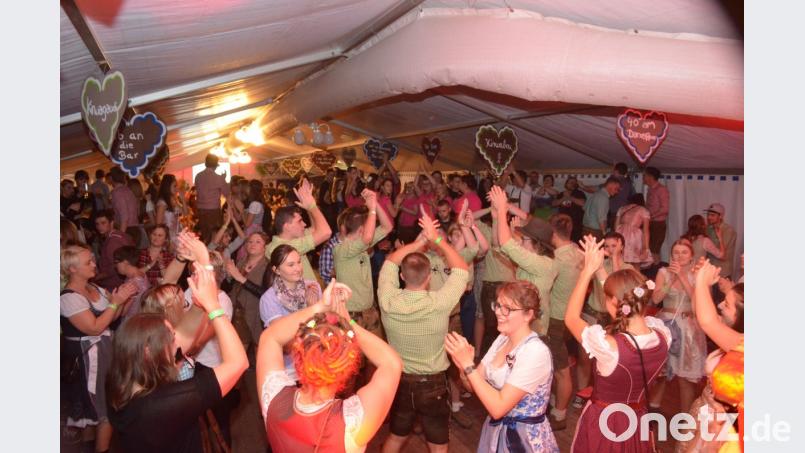 Keine Müdigkeit kam bei den Kirwamoidln und -burschn auf. Bild: fz