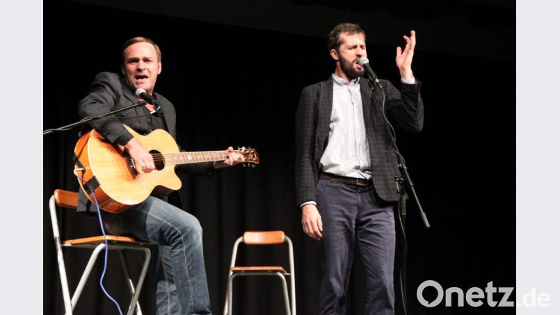 Mit ihrem Programm &quot;Da Billi Jean is ned mei Bua&quot; schenkte das österreichisch-schwäbische Duo Stefan Leonhardsberger und Martin Schmid (von rechts) dem Publikum in der Stadthalle mit ihren Mundartadaptionen der Hits von Poptitanen einen mitreißenden Liederabend, der beim Publikum bestens ankam. Bild: prh