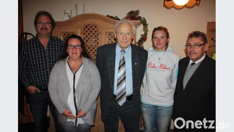Neuwahlen beim Bauverein zu Waldershof: Unser Bild zeigt von links stellvertretenden Vorstandsvorsitzenden Josef Eiber, Aufsichtsratsvorsitzende Angelika Schröder, Vorstandsvorsitzenden Hermann König, Michaela Becher und zweiten Bürgermeister Karl Busch. Bild: kro