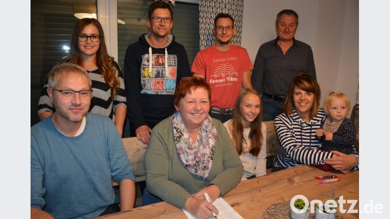 Am Organisationsgespräch zum Benefizkonzert am 4. November beteiligen sich (sitzend von links) Armin Scharnagl, Sieglinde Kusche-Konrad, Sofie Schiedeck sowie Sabrina Wenisch mit Tochter Janika. Stehend von links die &quot;Kopf-hoch&quot;-Vorstandsmitglieder Julia Wörner, Wolfgang Pötzl, Tobias Lauterbach und Vorsitzender Edgar Wenisch. Bild: jr