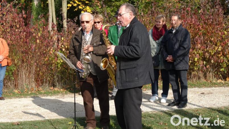 Das &quot;Feieramd-Lied&quot; spielen Sepp Ertl (links) und Hans Dittrich auf ihren Saxophonen zum Ausklang der Feierstunde Bild: hka
