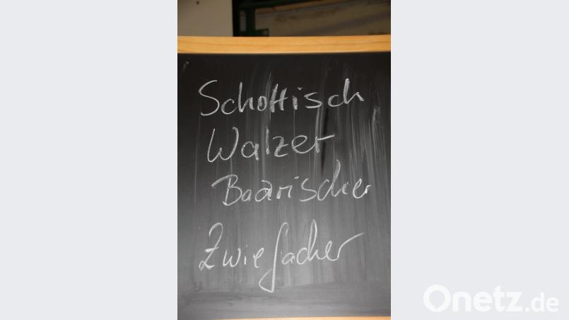 Wie in früheren Zeiten wird die Tanzfolge mit Kreideschrift auf der Schiefertafel bekanntgegeben. Bild: frd