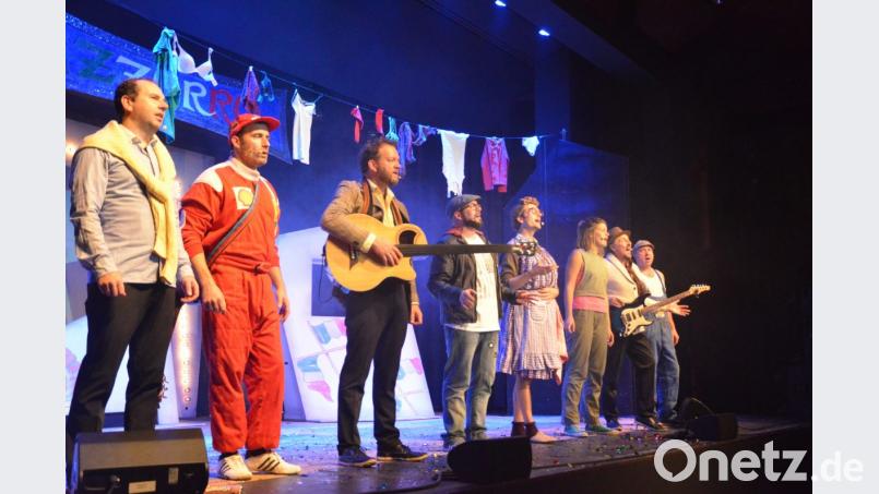 Die Italo-Pop-Revue "Azzuro" reißt auch in Tirschenreuth die Besucher von den Sitzen. Der Erbendorfer Michael Thomas (links) sitzt bei "I Dolci Signori" am Schlagzeug. Bild: Benkhardt