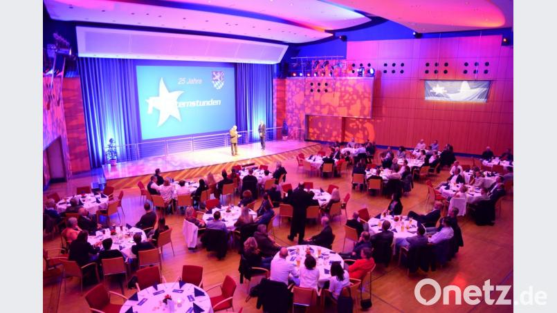 Eine bunte Mischung von aktiven und ehemaligen Sportgrößen, Schauspielern, Kabarettisten, Moderatoren sowie Mitarbeitern des Bayerischen Rundfunks setzten sich seit 25 Jahren dafür ein, mit ihren Fußballspielen gutes zu tun. Diesen Geburtstag feierten sie nun in Amberg. Bild: brü