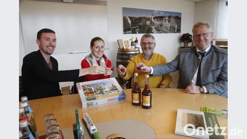 Der Leiter des Tourismusbüros, Johannes Lohrer, die Konditoren Carolin und Hans Brunner sowie Oberbürgermeister Andreas Feller (von links) genießen den „Schwandorfer Tropfen“. Bild: Hirsch
