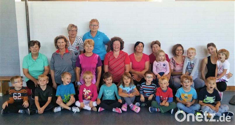 Die erste gemeinsame Gymnastikstunde von Vorschulkindern, Mamis und Omas wird natürlich mit einem Familienfoto dokumentiert. Weitere Übungseinheiten können folgen, zumindest aus der Sicht der Kinder. Bild: jml