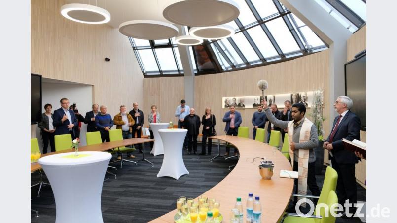 Im Beisein von Bürgermeister Manfred Rodde (rechts) und den Markträten wurde der neue Sitzungssaal gesegnet. Bild: mab