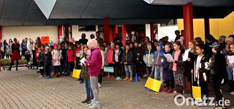 Zum Empfang stellen Schüler die Ausstellung vor. Bild: R. Kreuzer