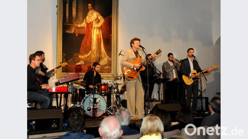Diesen Österreicher mit seiner Band wird man sich merken müssen. Jedenfalls hat Norbert Schneider mit seinen charmanten Musikern in Amberg nachhaltigen Eindruck hinterlassen. Bild: Stephan Huber